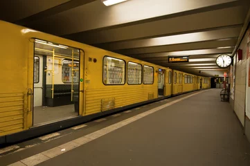 Gordijnen U-Bahn station © devteev