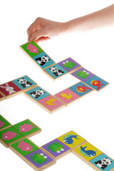enfant jouant avec domino en bois