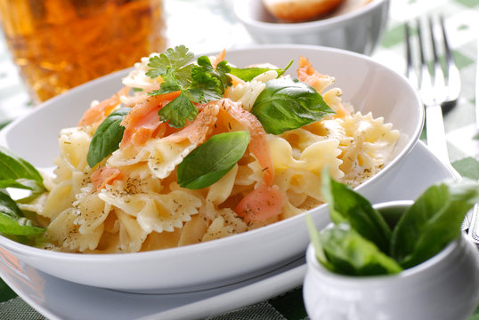pasta farfalle con salmone e basilico