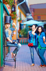 Obraz na płótnie Canvas beautiful female friends having fun in tourist city