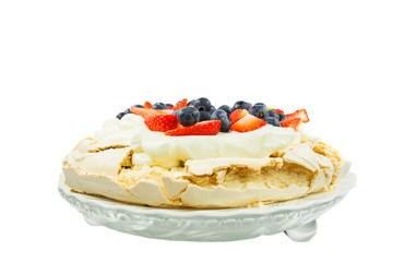 Pavlova with strawberries and blueberries toppings
