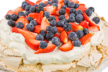 Pavlova with strawberries and blueberries toppings