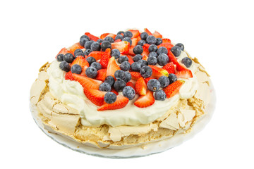 Pavlova with strawberries and blueberries toppings