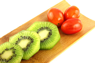 Kiwifruit slices into pieces and three Tomato.
