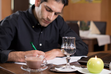 Gastwirt bei Schreibarbeiten