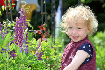 Kleines Mädchen im Garten