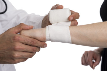 Hand ist mit einer Binde verbunden