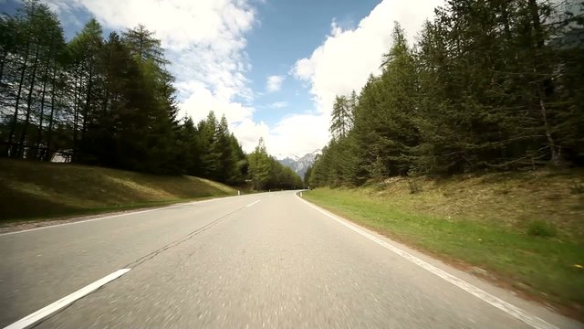 Landstra&szlig;e in Alpen, &Ouml;sterreich
