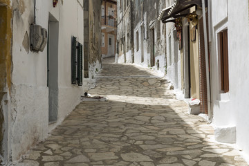 Malerische Gasse in einem griechischen Bergdorf auf Korfu