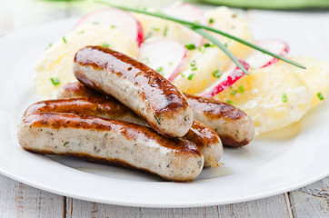 Bratwurst mit Kartoffelsalat
