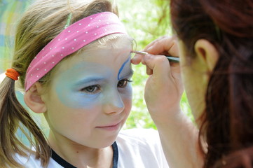Kind beim Kinderschminken