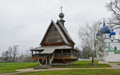 Fototapeta na wymiar Drewniany kościół św Mikołaja i Katedra Narodzenia w S
