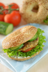 Bratling mit Salat,Gurke und Tomate