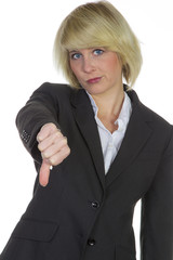 Blonde Frau hält Daumen runter