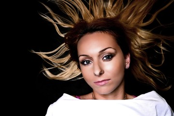 Portrait de belle femme modèle sur fond noir