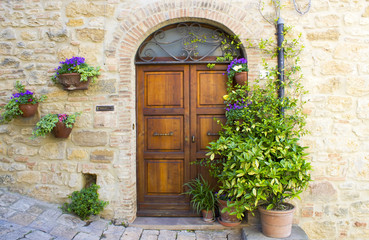 Fototapeta na wymiar piękne toskańskie drzwi, Volterra, Włochy
