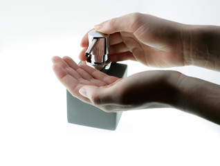 Hand an Seifenspender