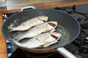 Doraden in der Pfanne