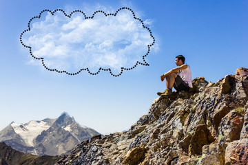 Ragazzo seduto in montagna con fumetto