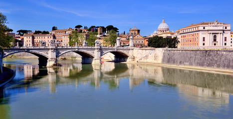 Fototapeta na wymiar Tybru, Ponte Vittorio Emanuele II, Rzym