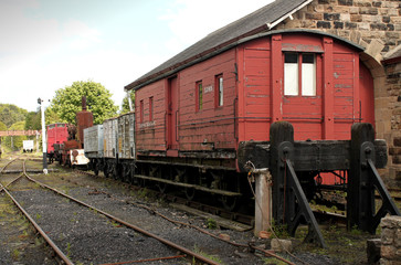 Fototapeta na wymiar Wagony i pojazdy na stare opuszczone Kolej parowa