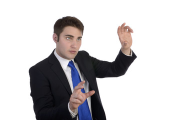 Junger Geschäftsmann drückt auf Touchscreen / zeigt mit Finger