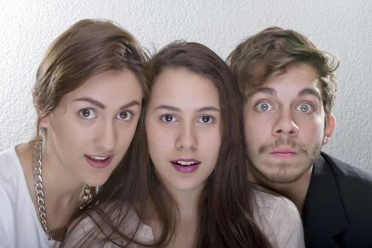 3 jovenes rostros sorprendidos