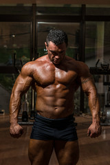 Fototapeta na wymiar male bodybuilder showing his body