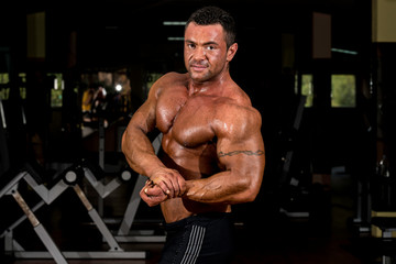 Fototapeta na wymiar muscular body builder showing his side chest