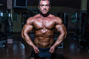 Fototapeta na wymiar muscular bodybuilder showing his upper body