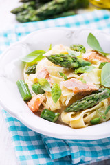 Pasta with salmon and asparagus