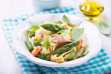 Pasta with salmon and asparagus
