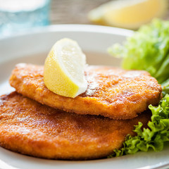 panierte schnitzel mit salat