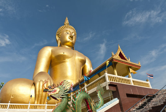 big golden Buddha statues