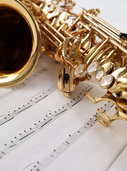Saxophon mit Noten 3