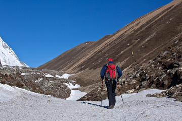 Naklejka premium hiker in mountains