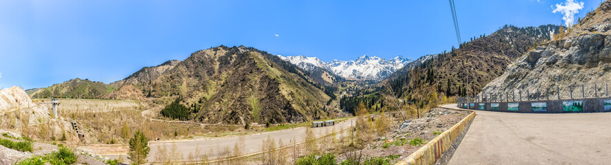 Obraz na płótnie Canvas panorama lub tamy, wąwóz gór w Almaty, Kazachstan, Medeo