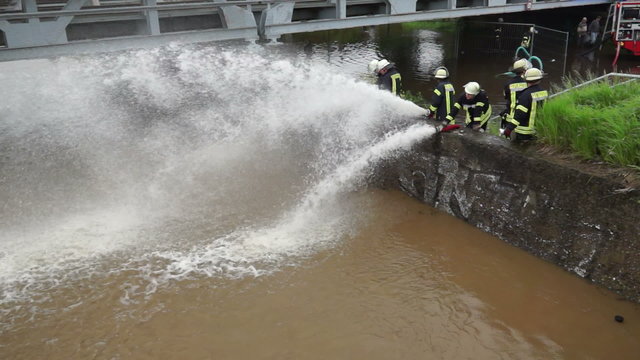 Hochwasser Feuerwehr pumpt ab