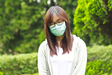 Fototapeta na wymiar Woman wearing mask in park