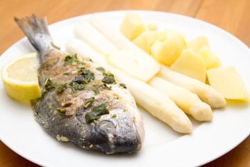 Dorade mit Spargel und Kartoffeln