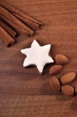 Zimtstern mit Mandeln und Zimtstangen