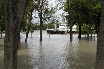 Fototapeta na wymiar Nadzwyczajne powód¼, na Dunaju w Bratysławie, Słowacja