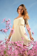 Fototapeta na wymiar piękna młoda dziewczyna na przepięknej wiosennej łące