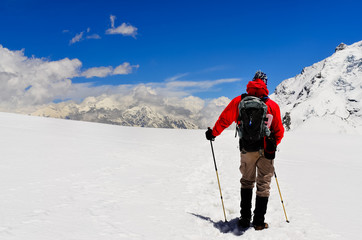 Fototapeta na wymiar Mountain trekker patrząc na wysokie Himalaje górach zimą