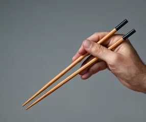 Keuken spatwand met foto Male hand with  chopsticks. © elnavegante