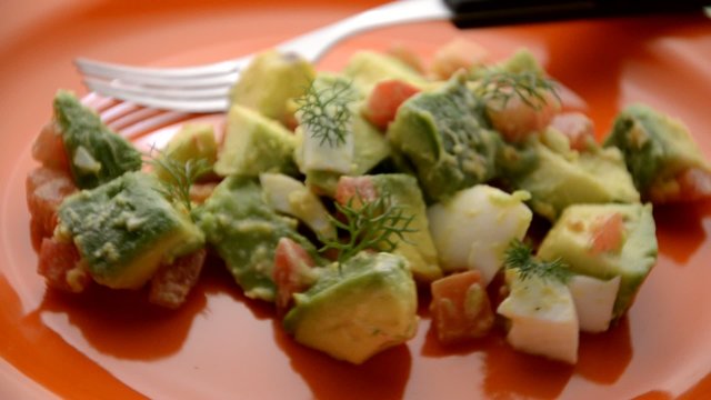 Ensalada de palta huevo y tomate