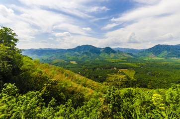 Fototapeta na wymiar Zobacz południowych prowincjach Tajlandii. pola i góry