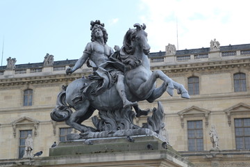 Fototapeta na wymiar pomnik Ludwika XIV na koniach