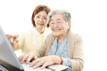パソコンを学ぶ高齢者