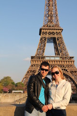 Аватар Влюбленная пара в Париже на фоне Эйфелевой башни